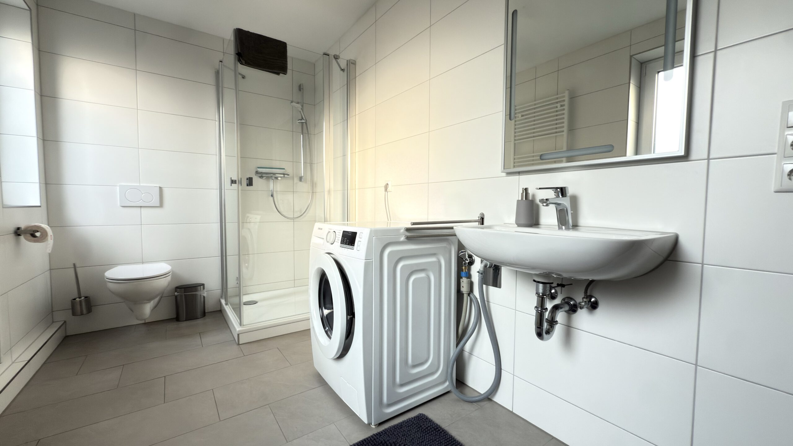 Bad mit Dusche und Waschmaschine